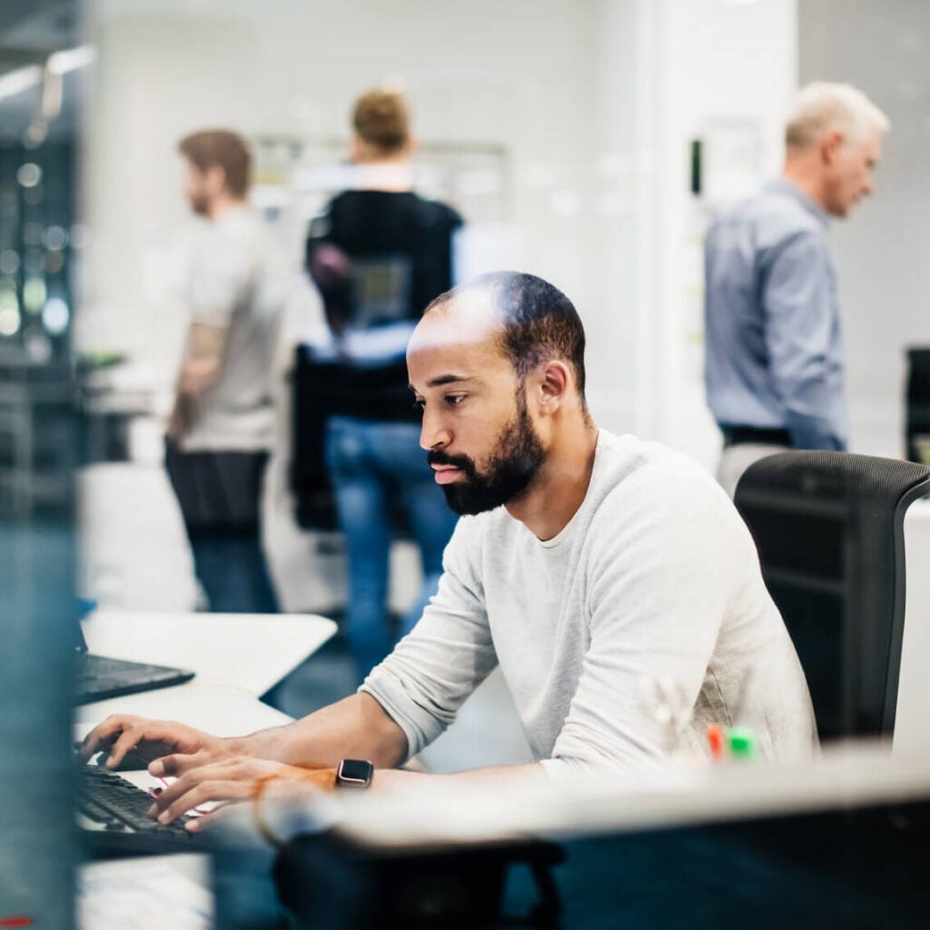 Un homme tape sur un clavier